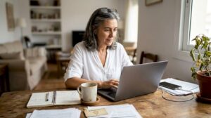 Empresaria revisando cómo aparece su negocio en internet en su ciudad