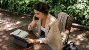 Mujer trabajando captando leads en cafetería