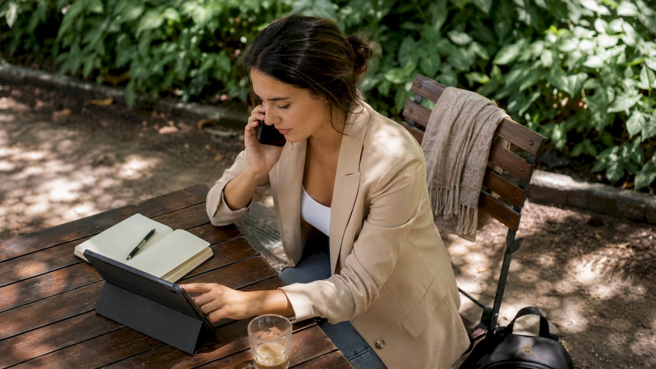 Mujer trabajando captando leads en cafetería