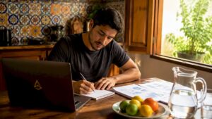 Autónomo potenciando el posicionamiento local de su negocio desde casa