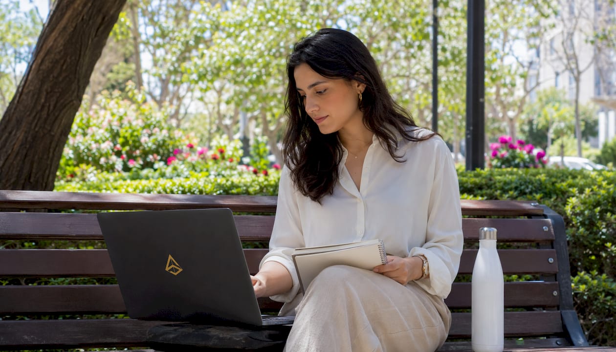 Persona revisando el SEO de una web desde su portátil en una cafetería