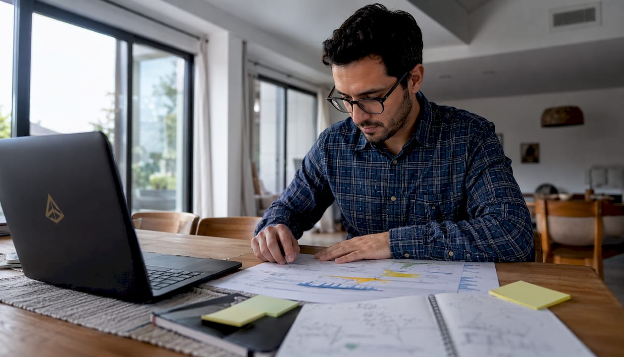 Especialista en SEO local analizando tendencias y datos en gráficos