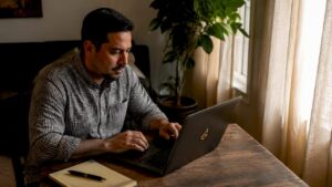 Un empresario analiza su perfil profesional desde su despacho.