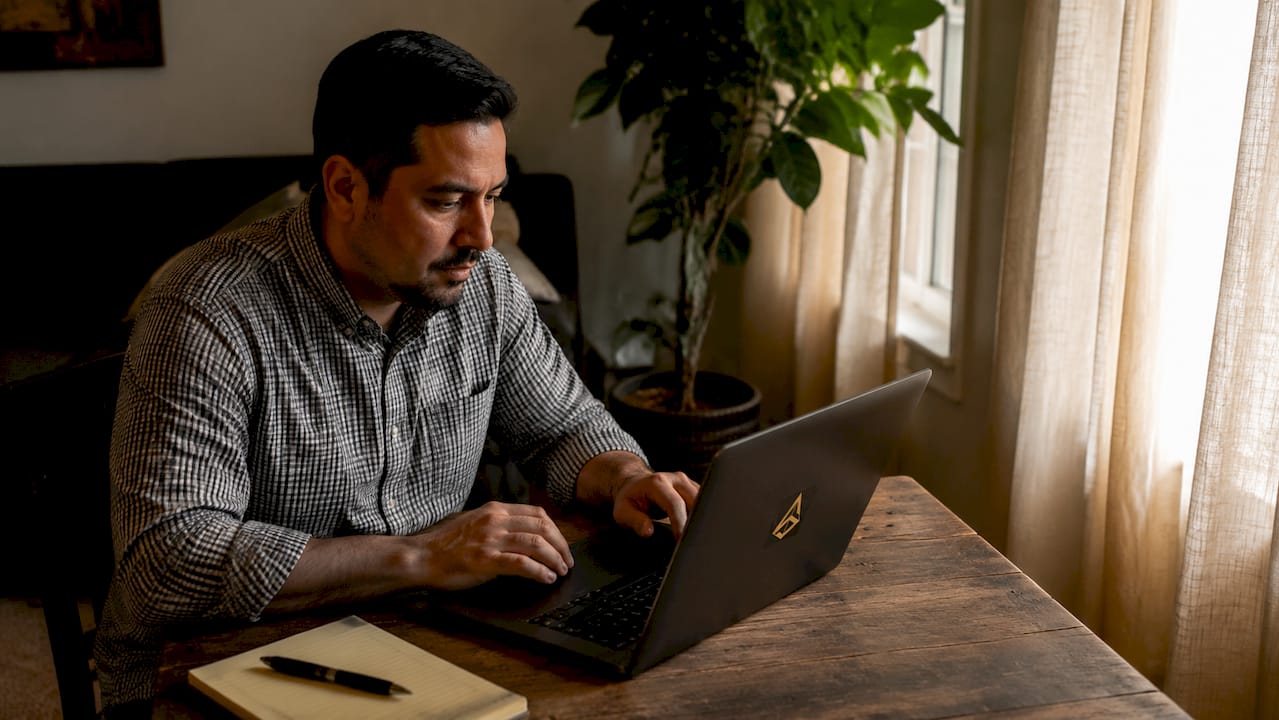 Un empresario analiza su perfil profesional desde su despacho.