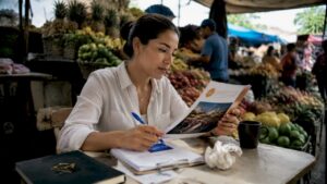 Dueña de un negocio local analizando cómo fortalecer la cultura en su empresa