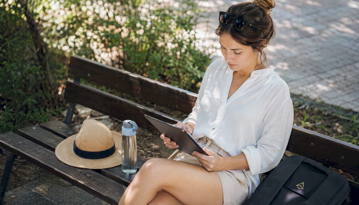 Dueña de un pequeño negocio analizando información en su tablet