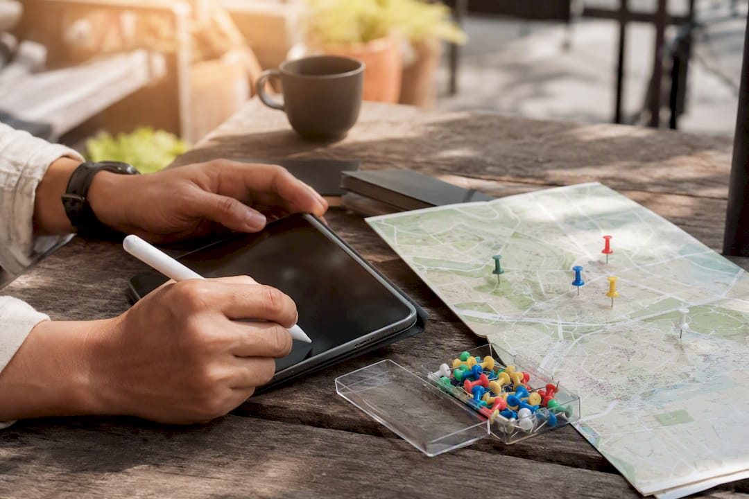 Manos creando contenido único de ubicación con pines en el mapa