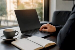 Mano insertando un iframe de mapa en una laptop