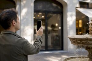 Una mano capturando una foto del escaparate con el móvil