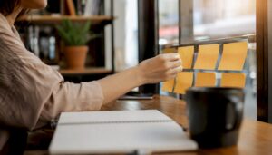 Una mano colocando etiquetas de descuento sobre una mesa