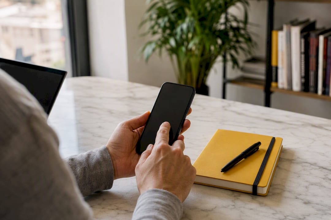 Manos editando una URL UTM en un smartphone