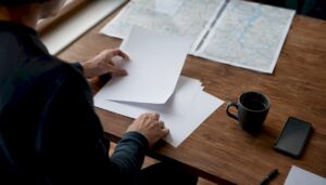 Escritorio con mapas de la zona y planificación de contenidos