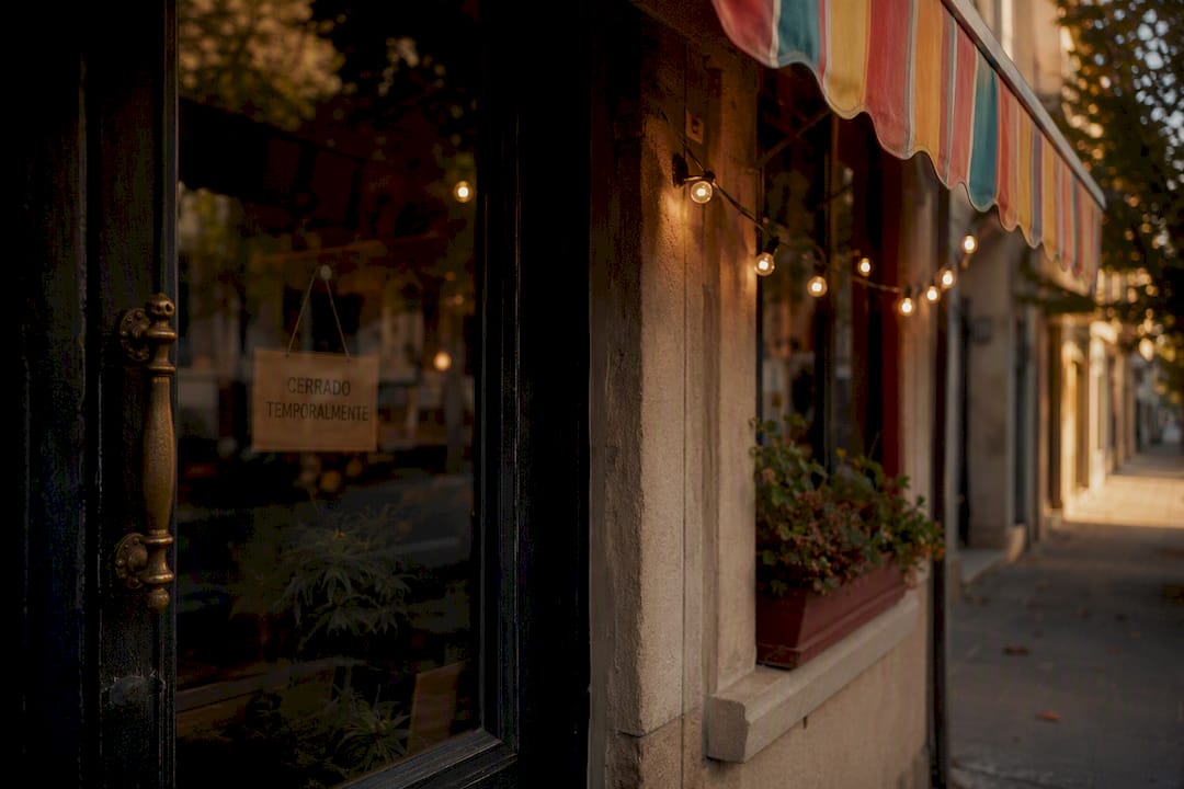 Fachada de un local con un cartel discreto de cierre
