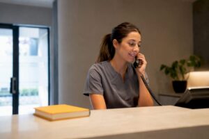 Recepcionista contestando una llamada local