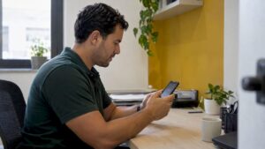 Coordinador dental atiende una reseña en su móvil