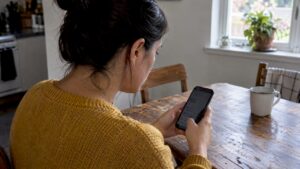 Mujer consulta su perfil público de reseñas