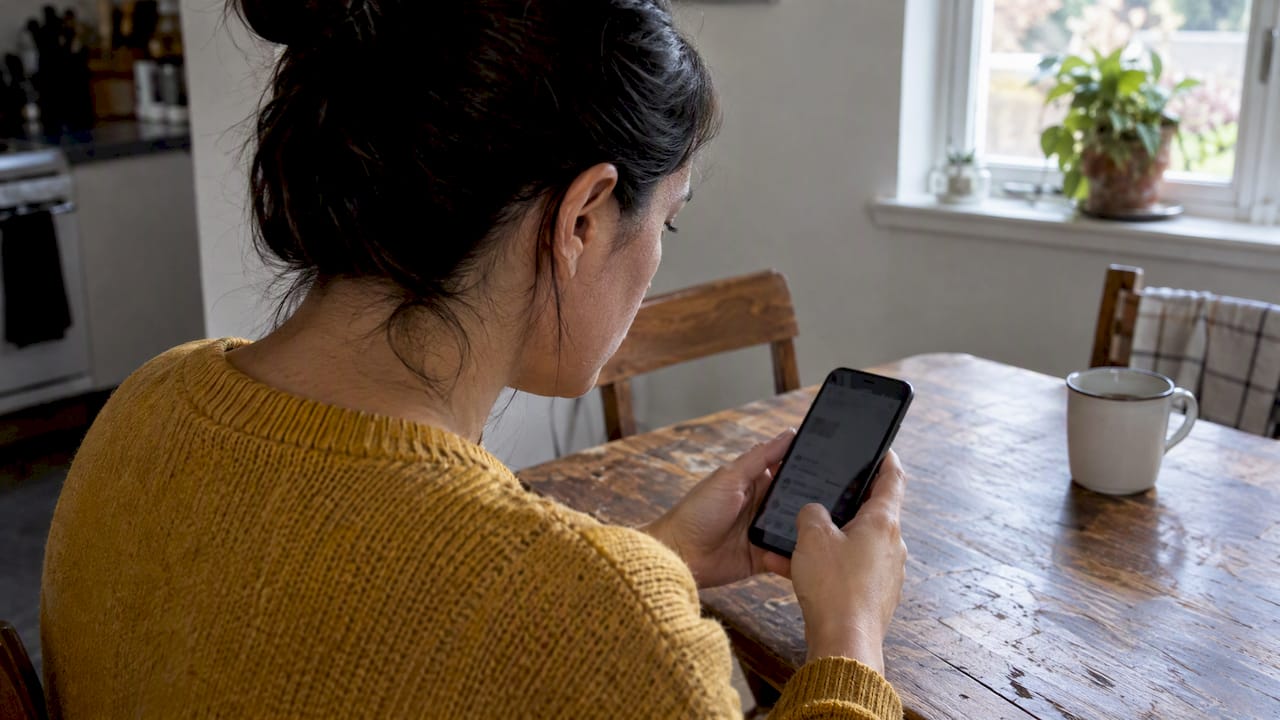 Mujer consulta su perfil público de reseñas