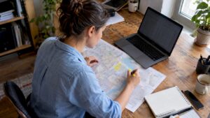 Analista compara códigos postales en un mapa