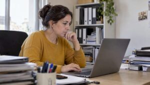 La dueña está mirando su ficha de Google en la computadora portátil
