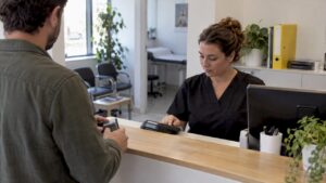 La recepcionista anota una venta en la tienda